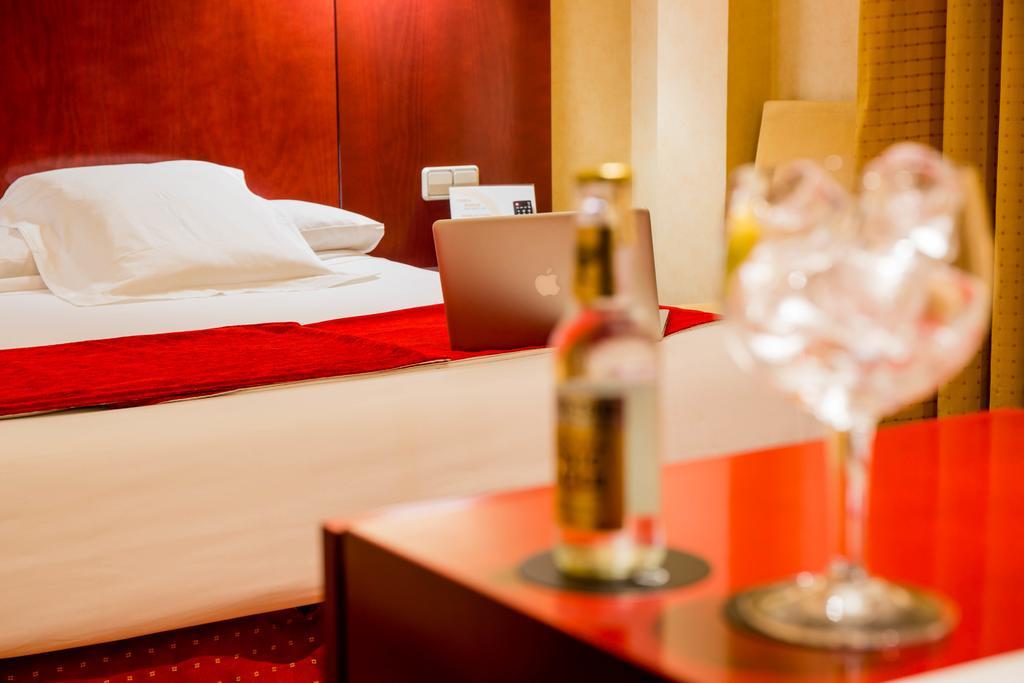 Hotel Arosa Мадрид Екстериор снимка